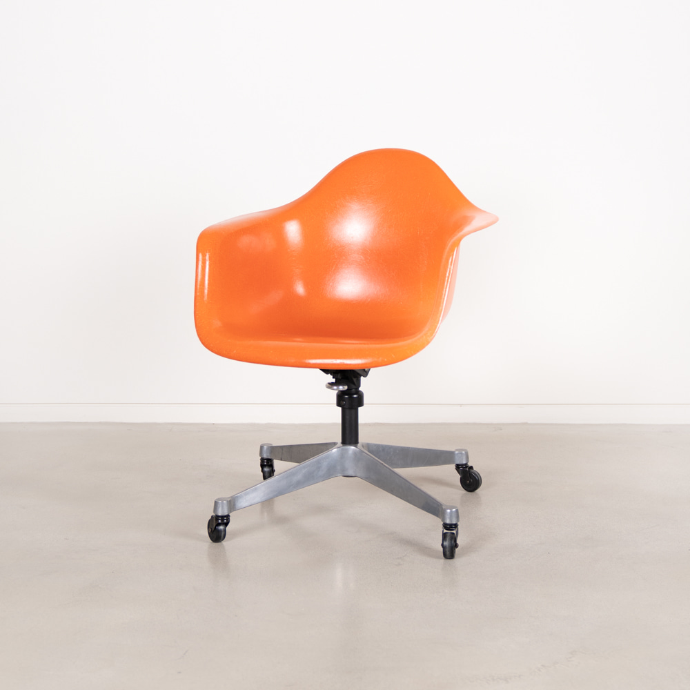DAT Chair (Red Orange)