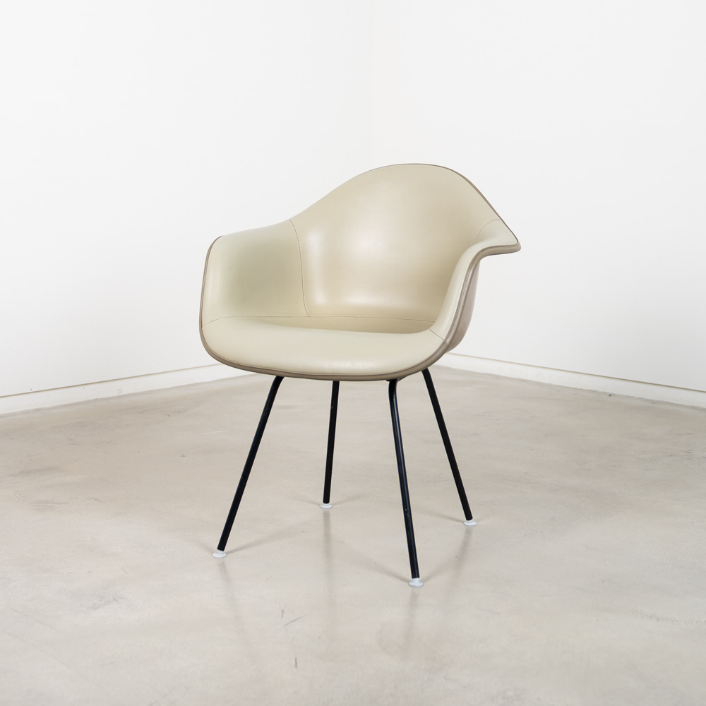 DAX Chair (Raw Umber White)