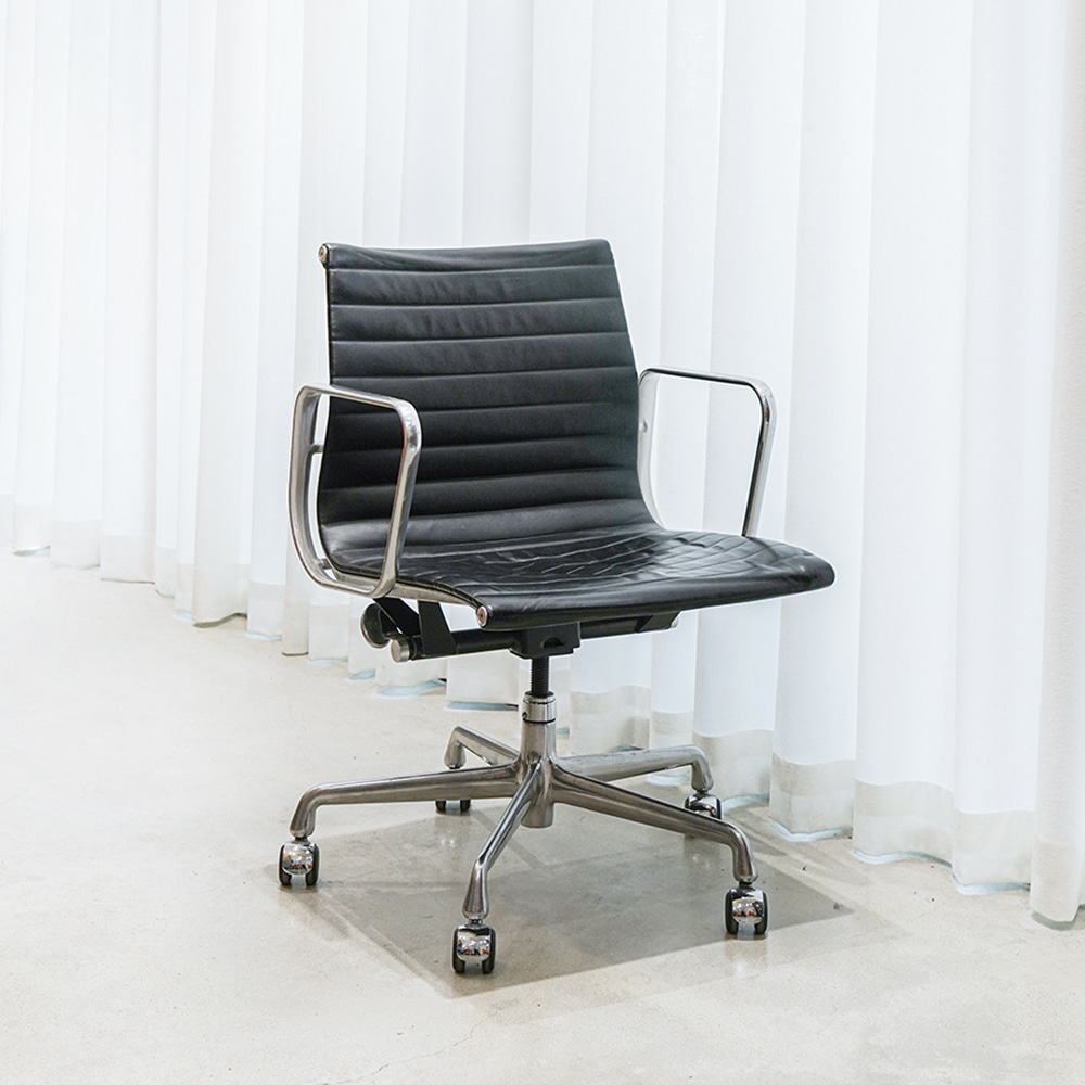 Aluminum Group Management Low Chair (Black Leather)