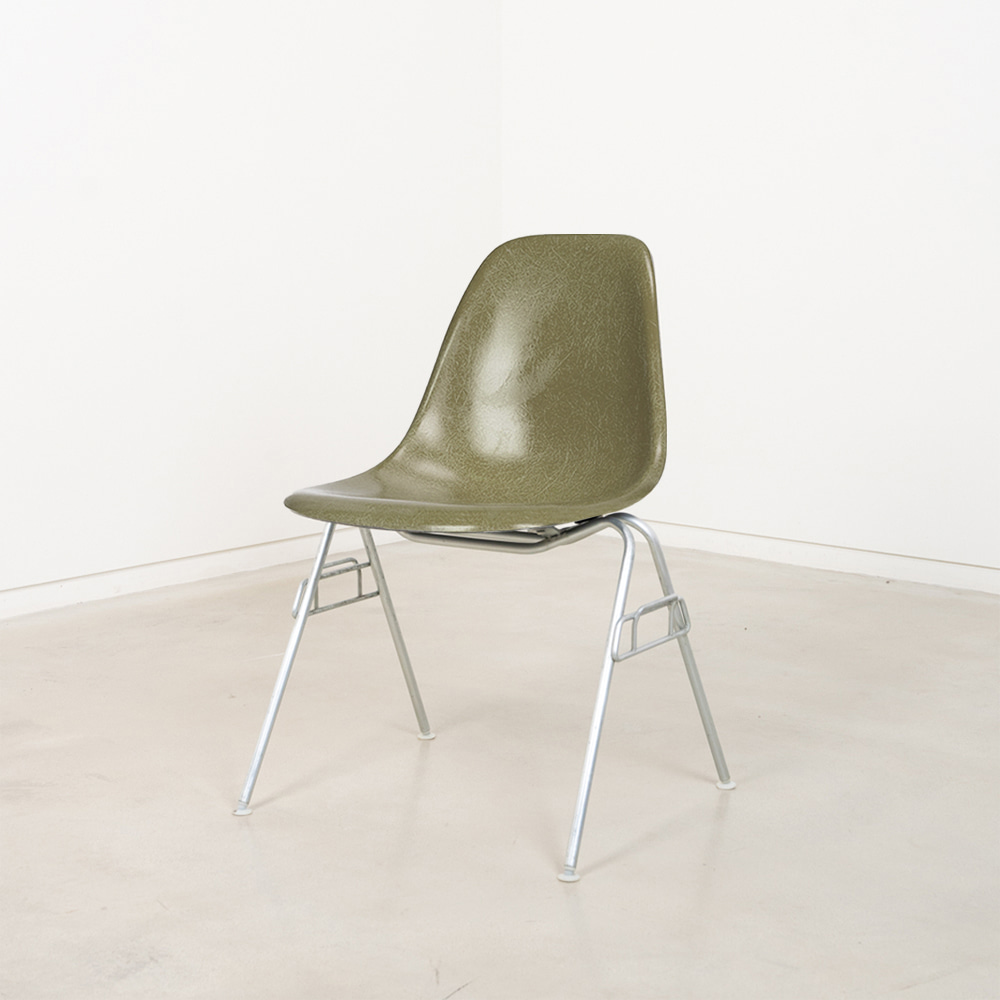 Vintage Eames Fiberglass Side Chair (Khaki)