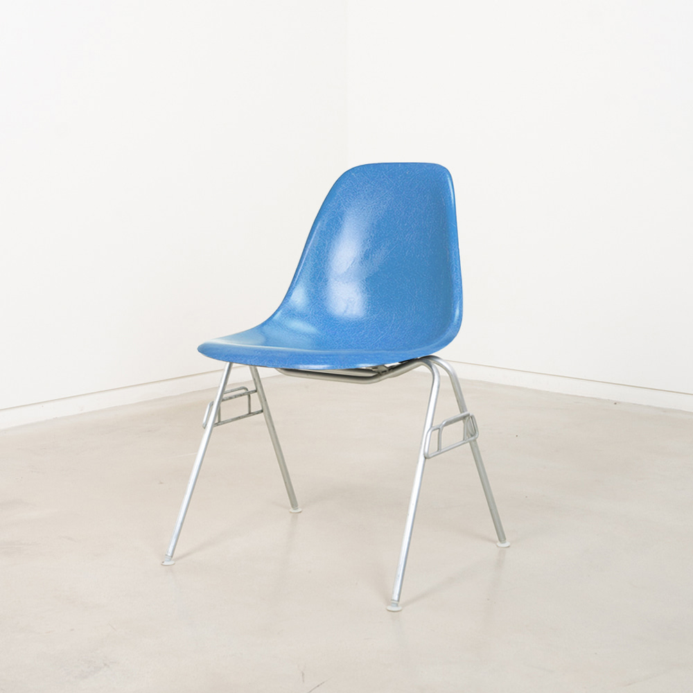 Vintage Eames Fiberglass Side Chair (Cobalt Blue)