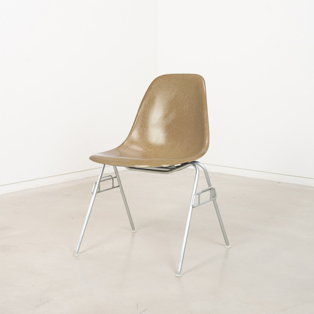 Vintage Eames Fiberglass Side Chair (Tan Light)