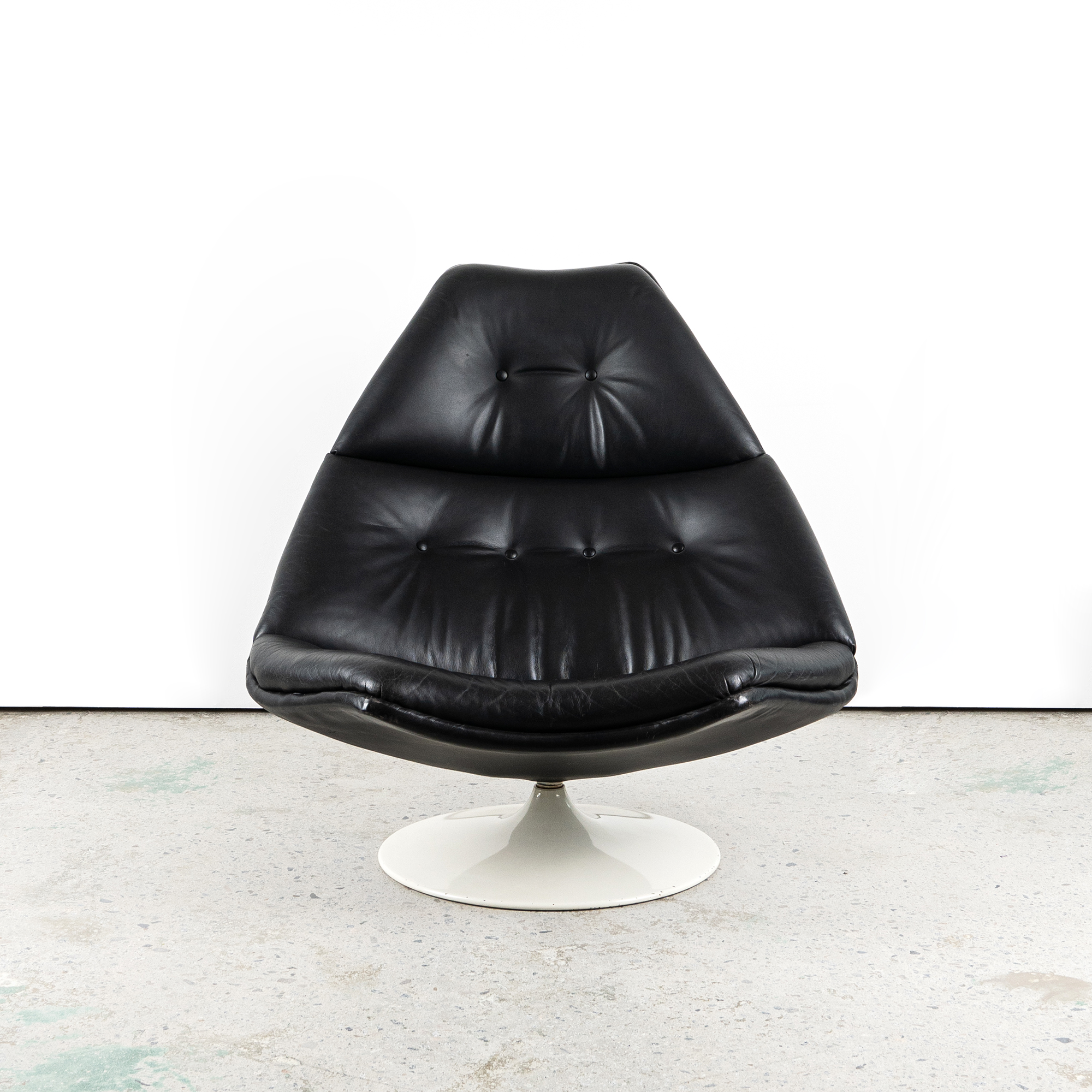 Artifort F590 Swivel Chair by Geoffrey Harcourt