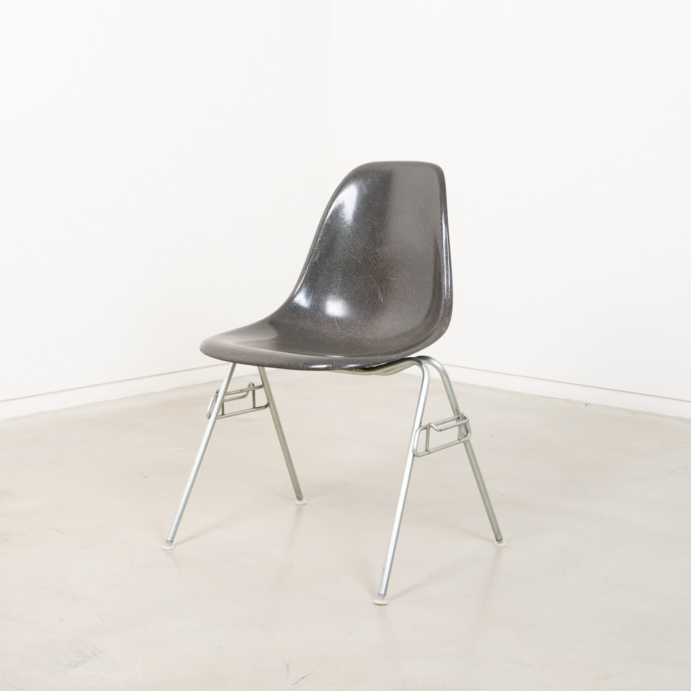 DSS Chair (Dark Tone)