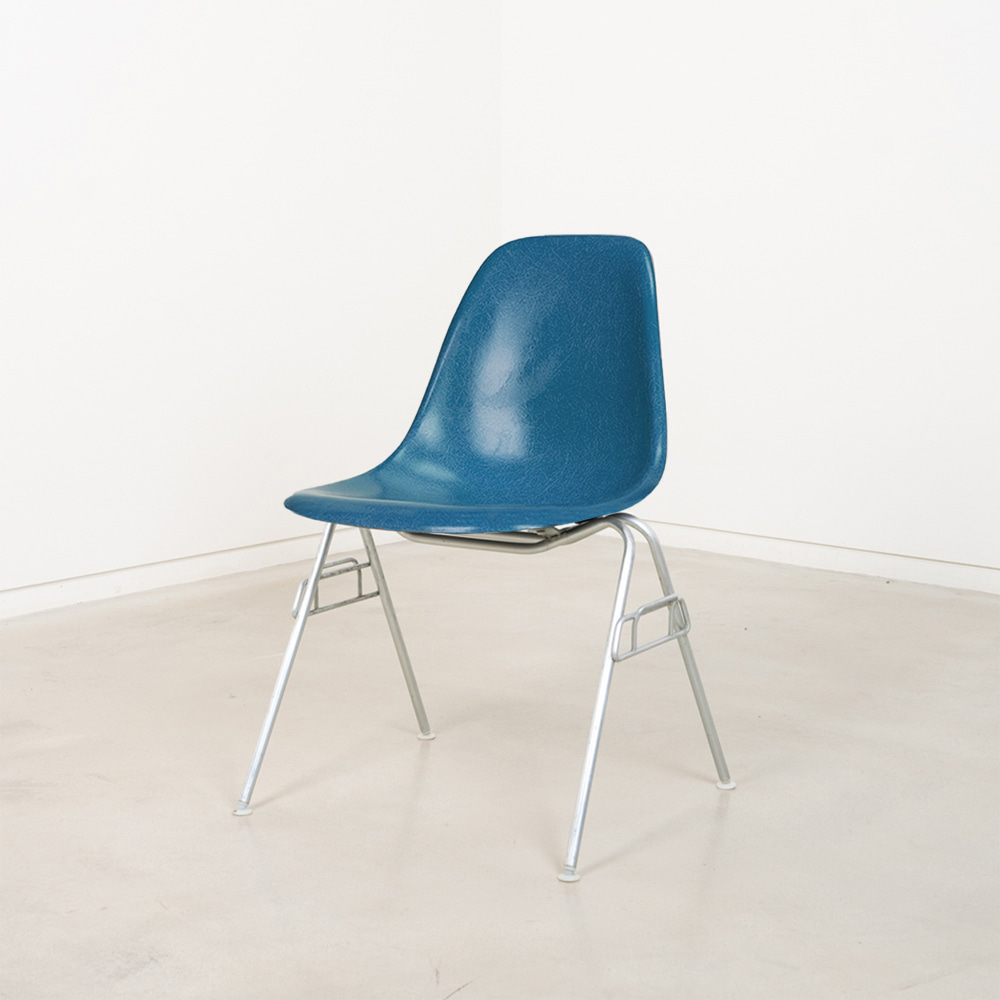 Vintage Eames Fiberglass Side Chair (Aquamarine)