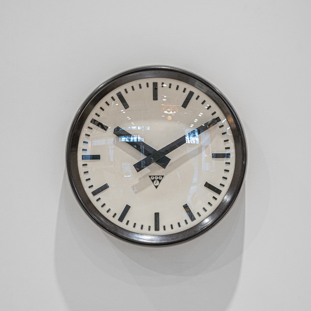 Pragotron Bakelite Wall Clock (두께 6cm)