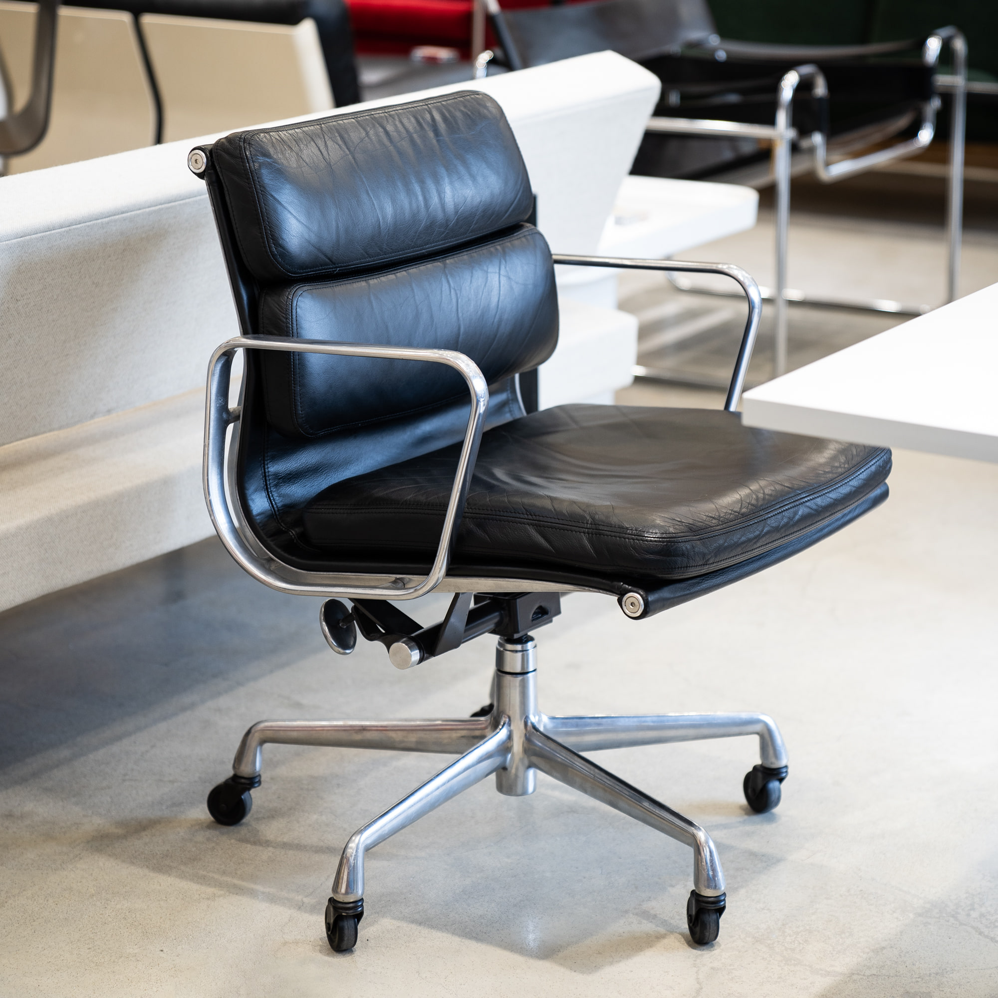 Aluminum Group Soft Pad Management Chair (Black Leather) - A001
