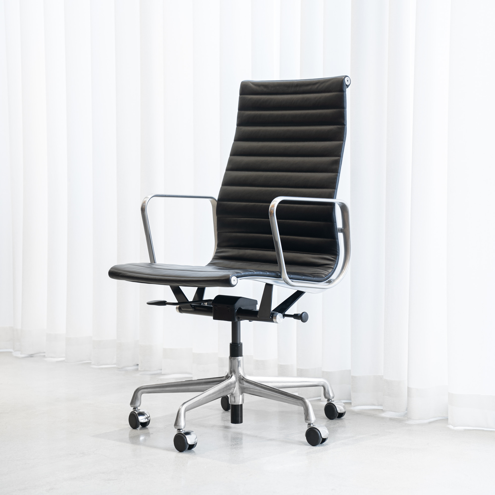 Eames Aluminum Group Executive Chair (가스식 레버 높이 조절)