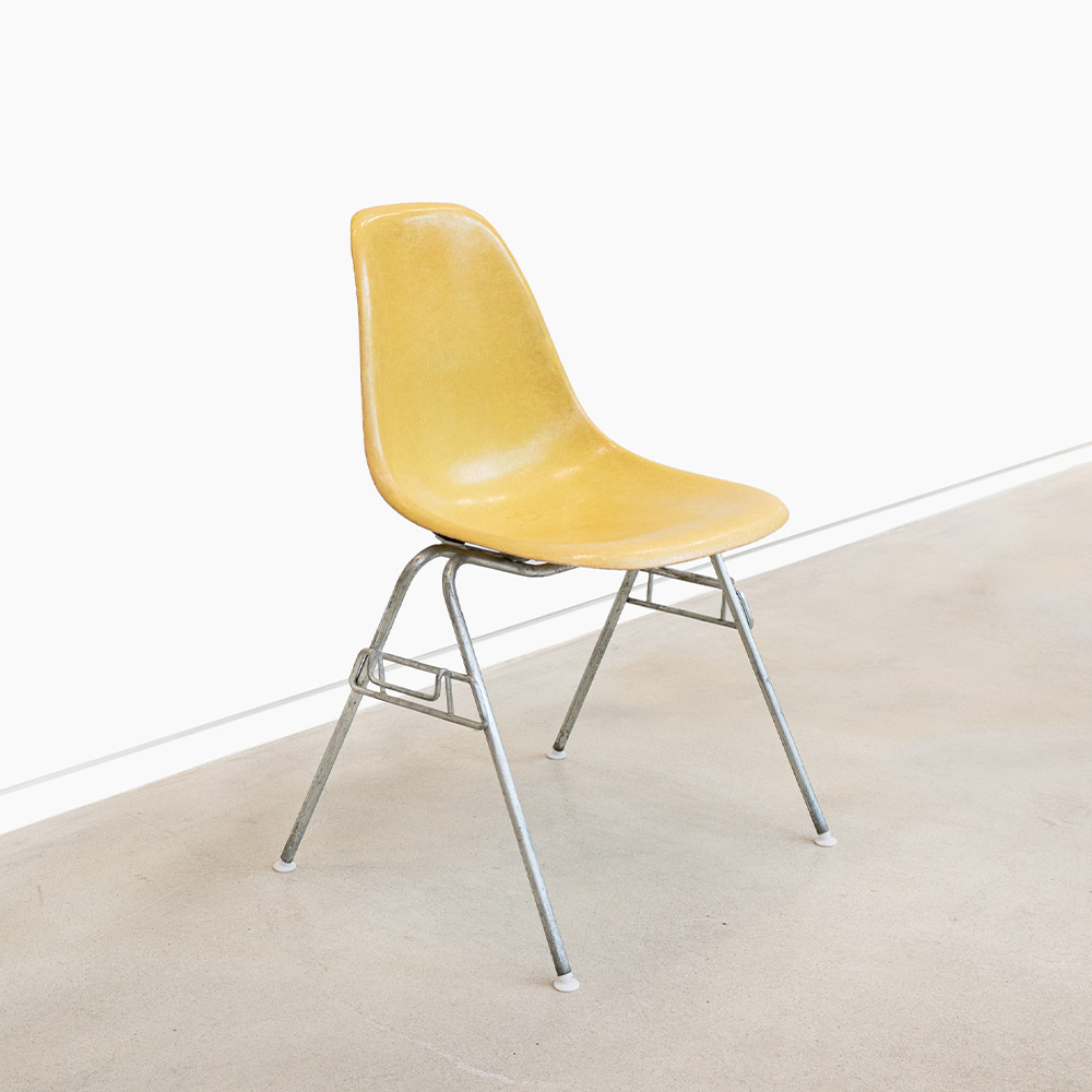 [B급제품] DSS Chair (Lemon Yellow / 태닝된)