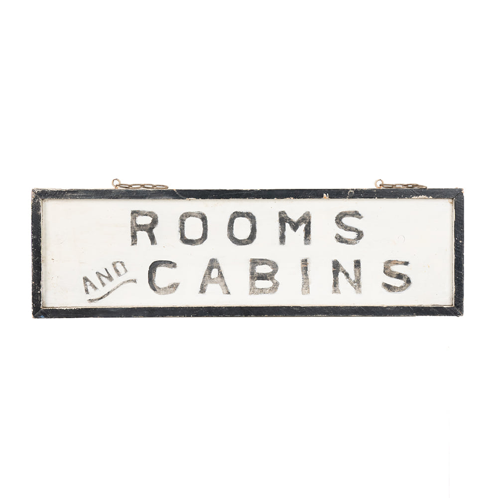 &#039;Rooms and Cabins&#039; Sign
