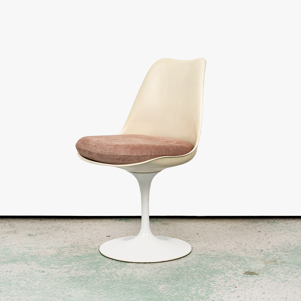 Tulip Chair by Eero Saarinen